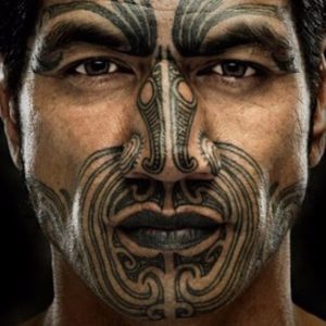 Imagem de um homem com uma tatuagem Maori Nativa no rosto